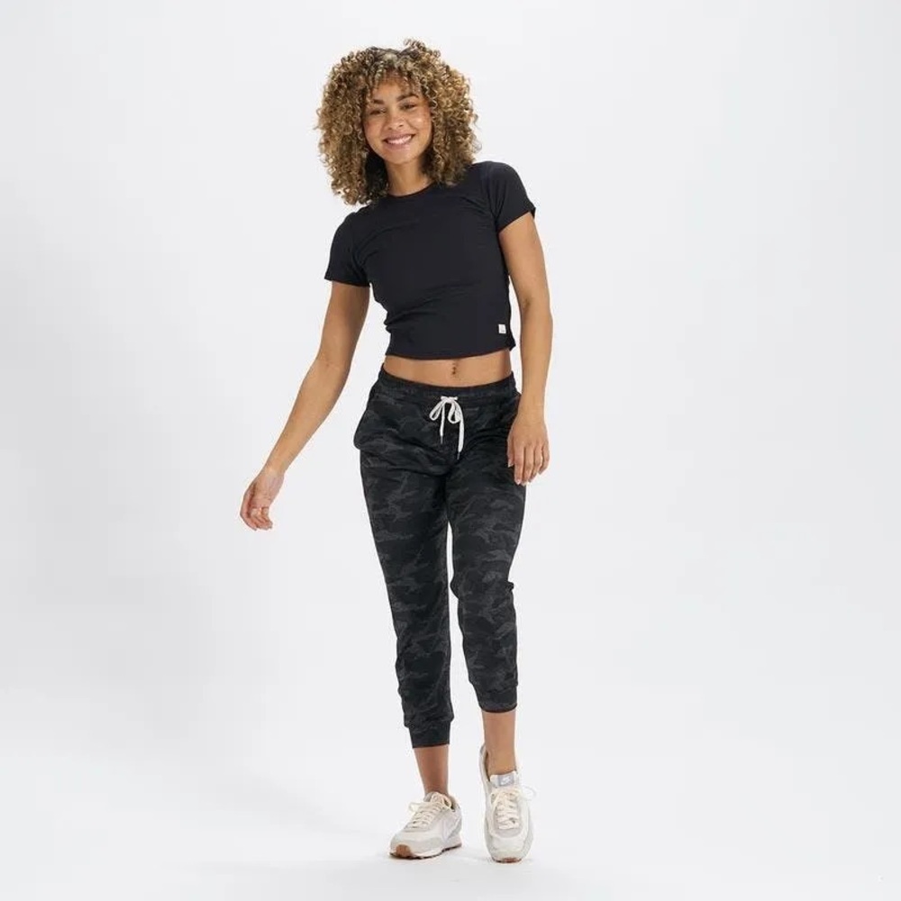 Vuori Performance Jogger in Black Camo Size Large.